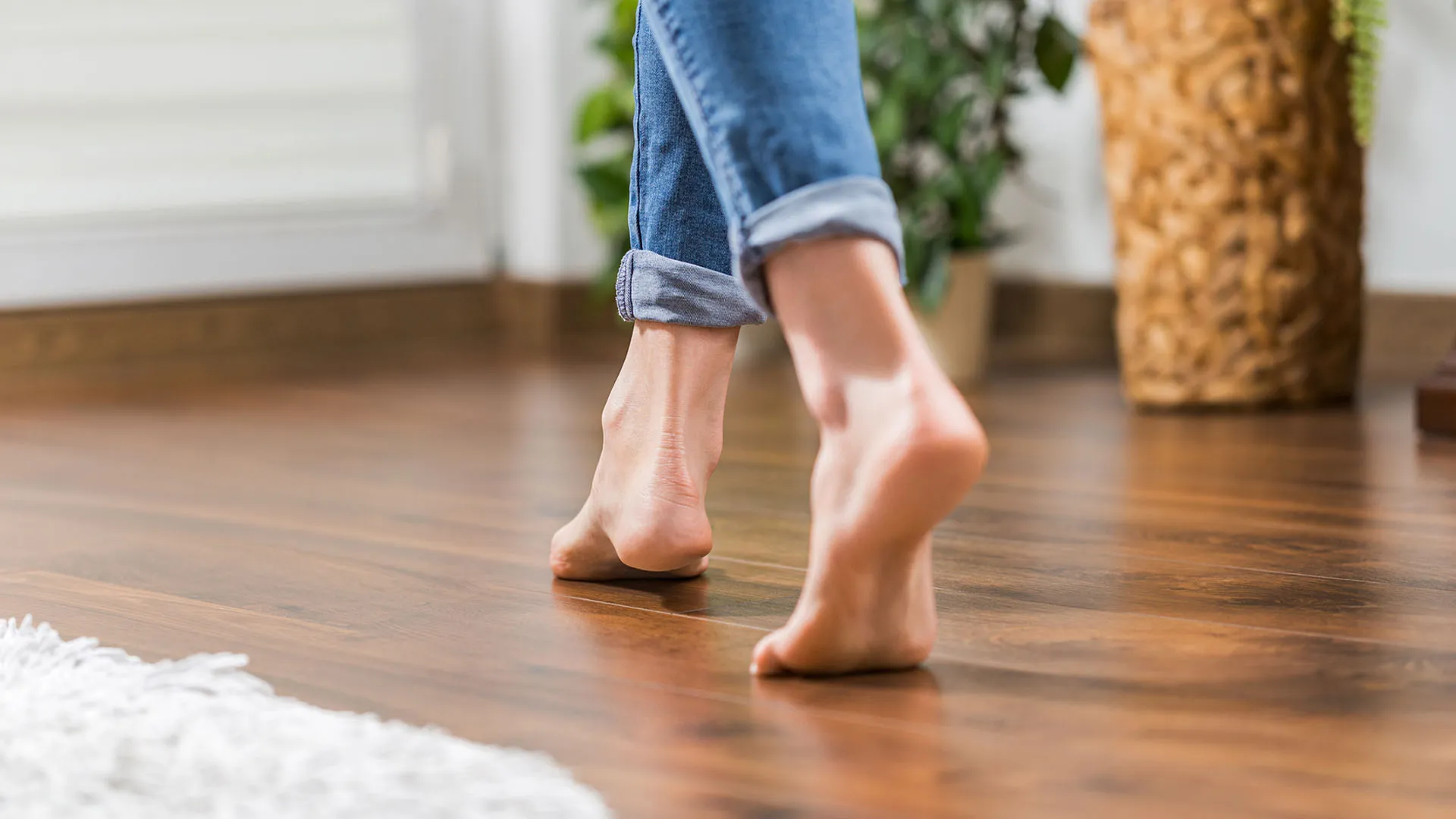 https://images.dailyom.com/images/LP_8DayFootandAnkleFix_2_1920x1080_913.jpg
