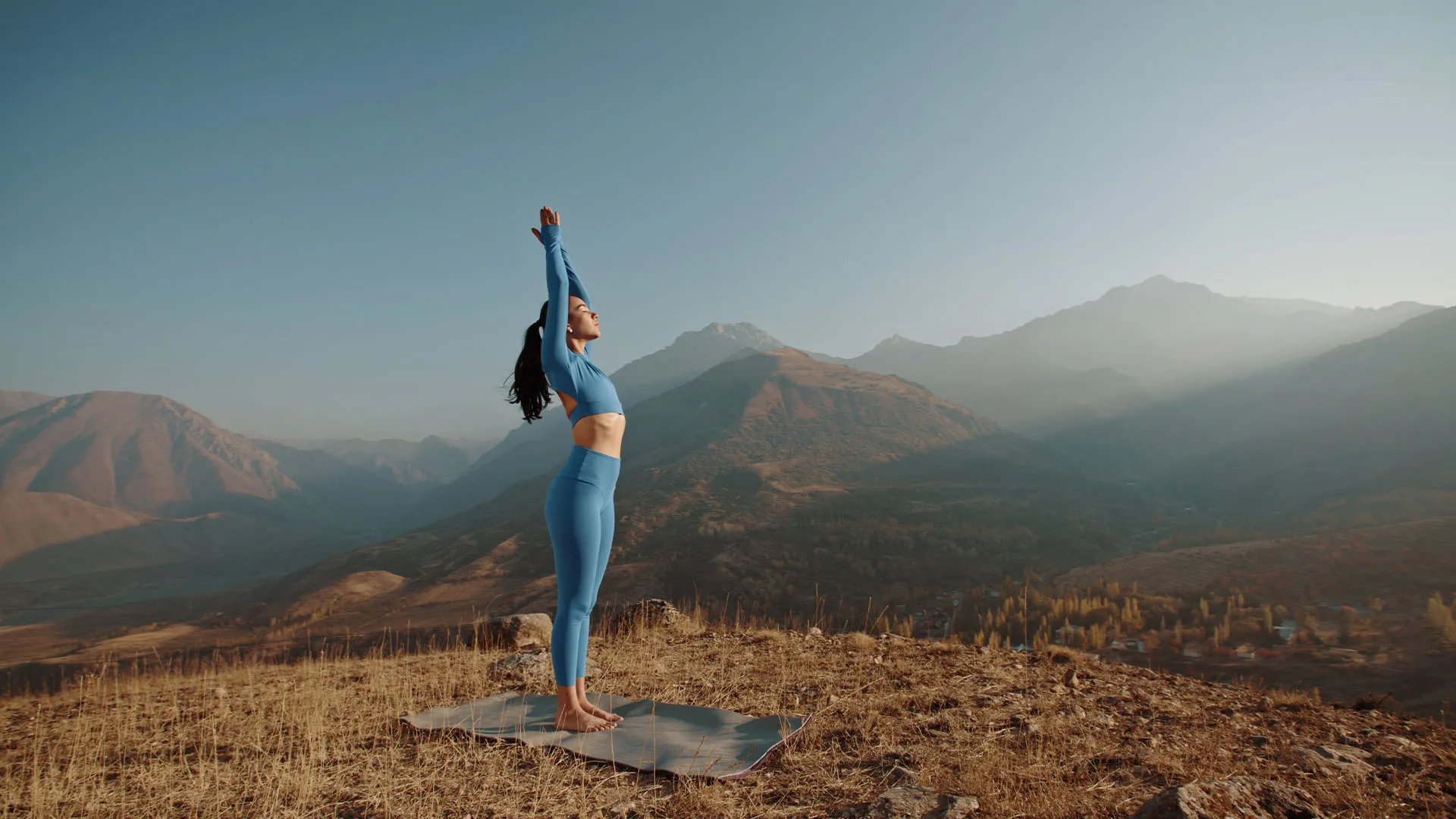 https://images.dailyom.com/images/LP_Fascia-BasedMicro-MovementstoTargetandReleaseChronicPain_1920.jpg