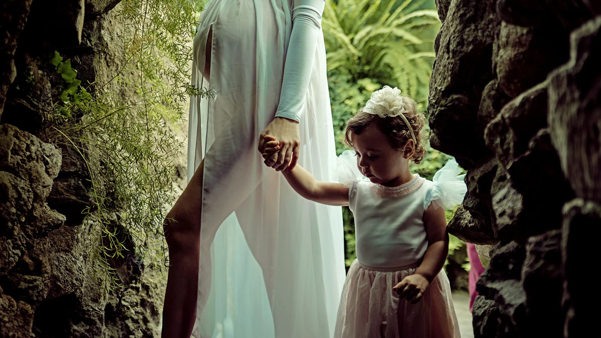 https://images.dailyom.com/images/LP_OvercomingParentifiedChildSyndrome_2_1920.jpg