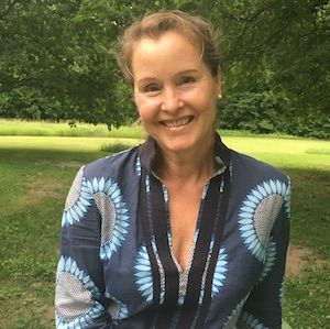 https://images.dailyom.com/images/bab87d553bb282100d40/s5-landingpage-readytoprogram-biophoto1-shonaghhome-sacredbeekeeping.jpg